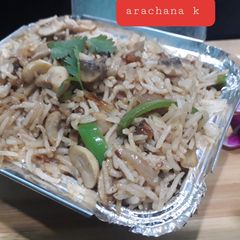 A picture of Garlic mushroom fried rice.