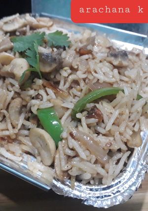 A picture of Garlic mushroom fried rice.