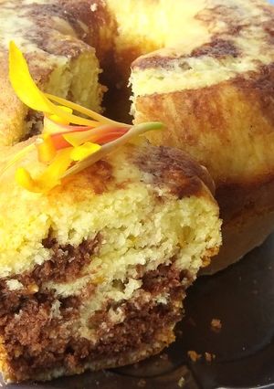 Una foto de Budín marmolado de limón y chocolate