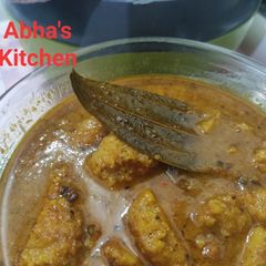 A picture of Dhokla in gravy.
