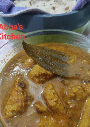 A picture of Dhokla in gravy.