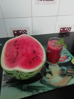 வாட்டர்மெலன் மின்ட் ஜீஸ்(watermelon mint juice recipe in tamil) செய்முறை முக்கிய புகைப்படம்