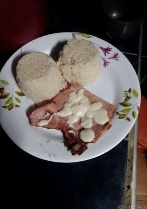 Una foto de Chuleta ahumada con salsa blanca