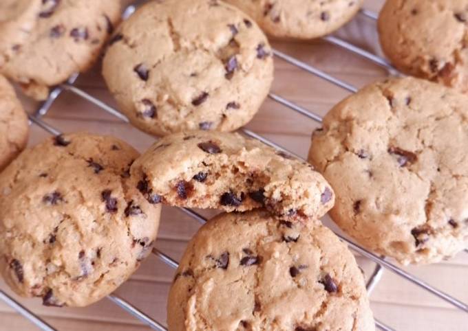 Langkah Mudah untuk Menyiapkan Chewy chocochip cookies, Lezat Sekali