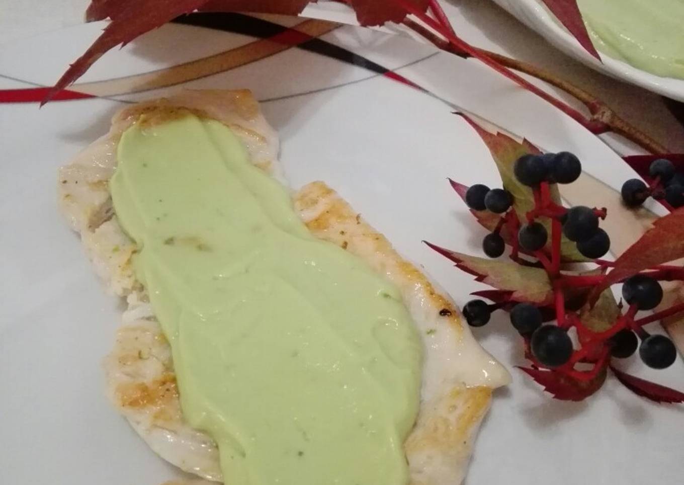 Pollo a la plancha y dip de aguacate