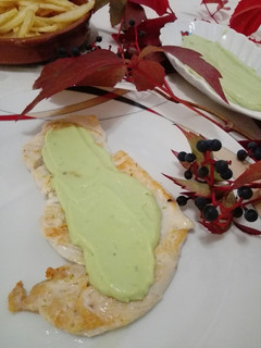 Una foto de Pollo a la plancha y dip de aguacate