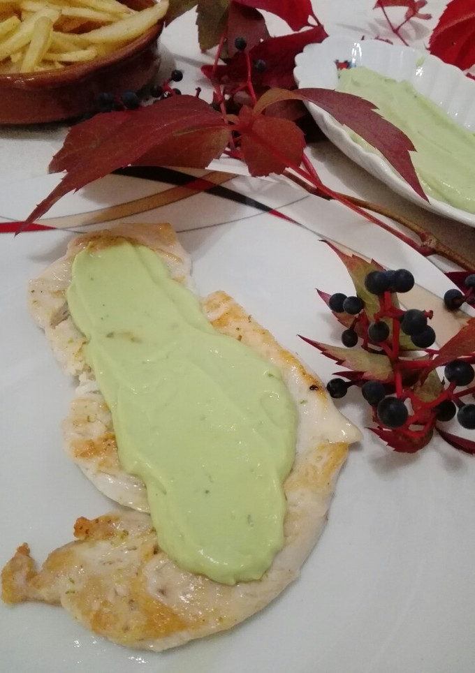 Una foto de Pollo a la plancha y dip de aguacate