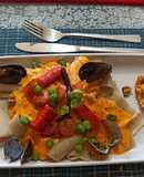 Guarguerones en crema marinera con Mariscos y arvejas