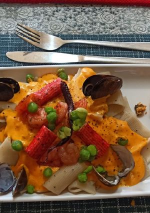 Una foto de Guarguerones en crema marinera con Mariscos y arvejas