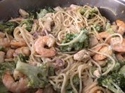 Una foto de spaguetti, pollo, pimenton