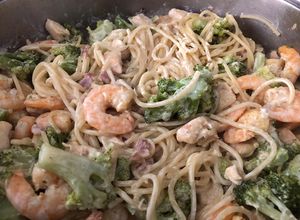 Una foto de Pasta Alfredo (Versión 2 de pasta con camarones y brócoli)