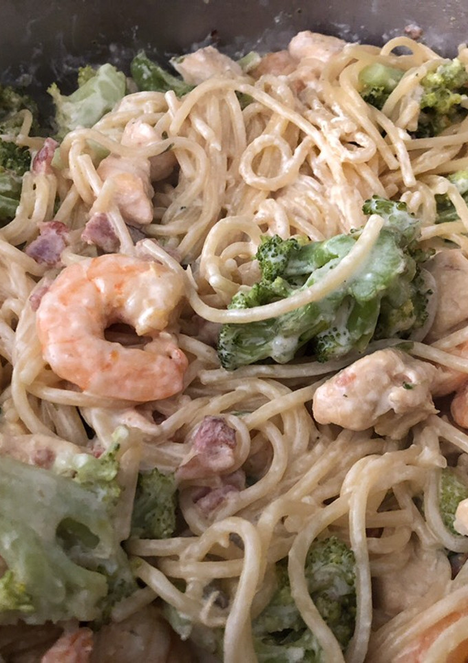 Una foto de Pasta Alfredo (Versión 2 de pasta con camarones y brócoli)