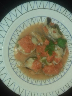Una foto de Pescadilla al horno con tomate muy fácil
