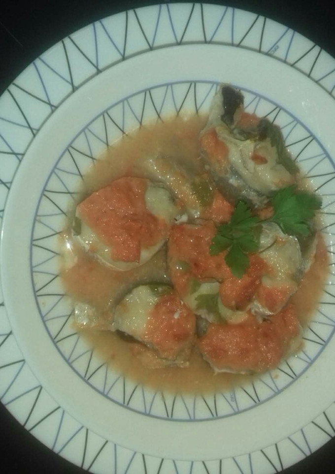 Una foto de Pescadilla al horno con tomate muy fácil