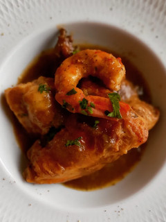 Una foto de Mar y montaña de pollo, rape y gambas