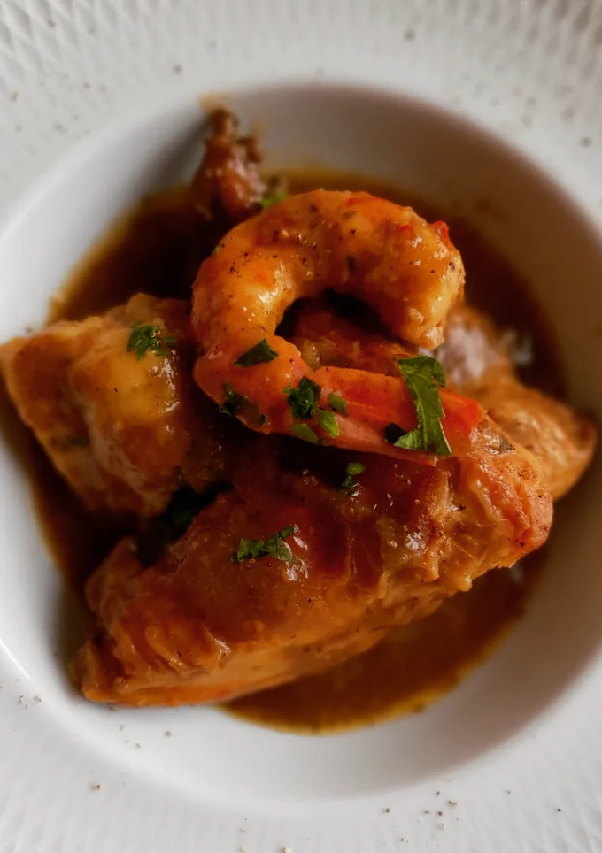 Una foto de Mar y montaña de pollo, rape y gambas