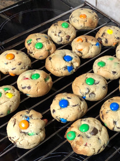 Φωτογραφία της συνταγής Soft and chewy m&ms oatmeal chocolate-chip cookies