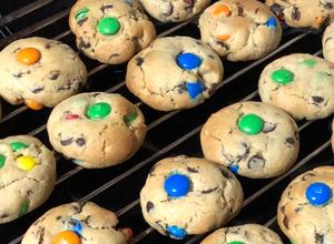 Φωτογραφία της συνταγής Soft and chewy m&ms oatmeal chocolate-chip cookies