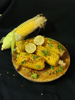 बटर मसाला भुट्टा कुकर में(BUTTER MASALA BHUTTA RECIPE IN HINDI) रेसिपी मुख्य फोटो
