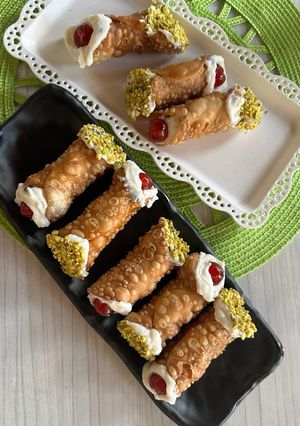 A picture of Sicilian Cannoli.