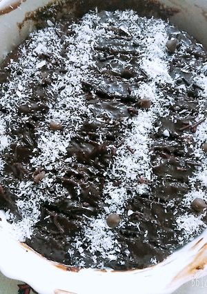 A picture of Chocolate ganache cake.in microwave.