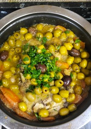 صورة لوصفة طاجين الزيتون بالفطر 🍄،