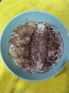 Una foto de Kéfir con avena y fruta