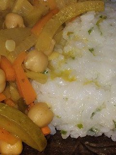 Una foto de Arroz con garbanzos y vegetales (almuerzo vegetariano)