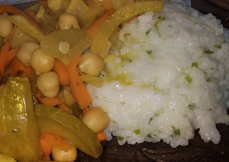 Arroz con garbanzos y vegetales (almuerzo vegetariano)