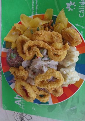 Una foto de Ceviche de pescado con calamar frito