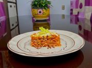 Una foto de lasagna de salchicha