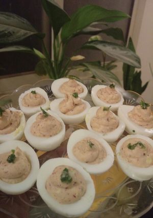 A picture of Easy devilled eggs.