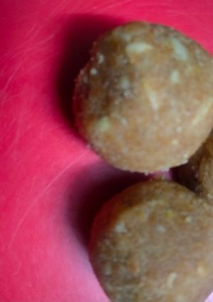 गेहूं के आटे के लड्डू (gehu ke aate ke ladoo recipe in Hindi) रेसिपी मुख्य फोटो