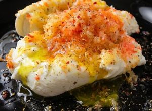 Una foto de Ensalada de burrata con granizado salado de tomate y paraguayo
