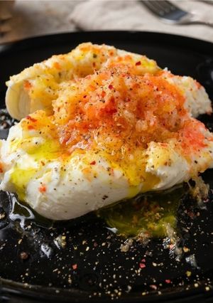 Una foto de Ensalada de burrata con granizado salado de tomate y paraguayo