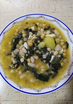 Una foto de Potaje casero con espinacas y bacalao