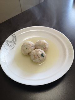 Foto di Canederli in brodo o su crema di piselli