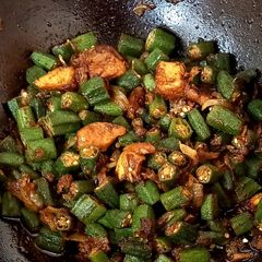 Bhindi with chicken boneless 🥬🥬🍗🍗🧅 A picture of Bhindi with chicken boneless 🥬🥬🍗🍗🧅.