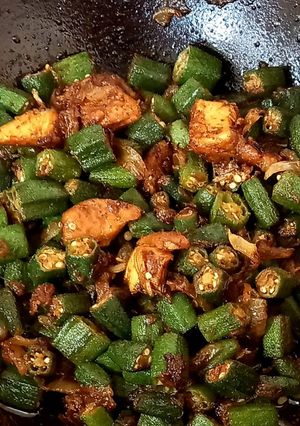 A picture of Bhindi with chicken boneless 🥬🥬🍗🍗🧅.
