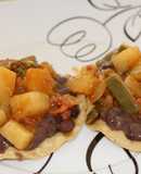 Tostadas de papa con chorizo y nopales en salsa verde