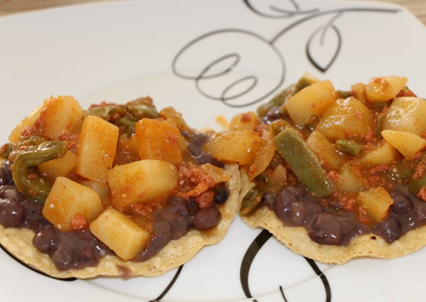 Tostadas de papa con chorizo y nopales en salsa verde