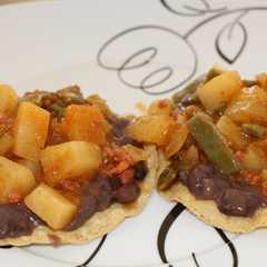 Una foto de Tostadas de papa con chorizo y nopales en salsa verde