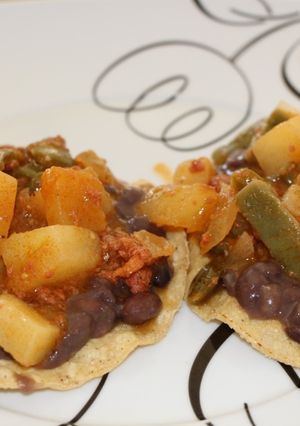 Una foto de Tostadas de papa con chorizo y nopales en salsa verde