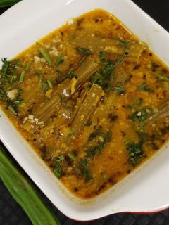 शेवग्याच्या शेंगांची गोडा मसाला आमटी... (shevgyachya shengachi goda masala amti recipe in marathi) रेसिपी चे मुख्य फोटो 
