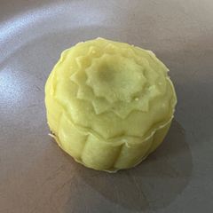 A picture of Matcha Cream Cheese & Cranberry Snow Skin Mooncakes | 抹茶起司蔓越莓冰皮月餅.