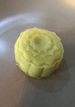 A picture of Matcha Cream Cheese & Cranberry Snow Skin Mooncakes | 抹茶起司蔓越莓冰皮月餅.