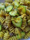 Pasta integrale con zucchine, tonno e zafferano