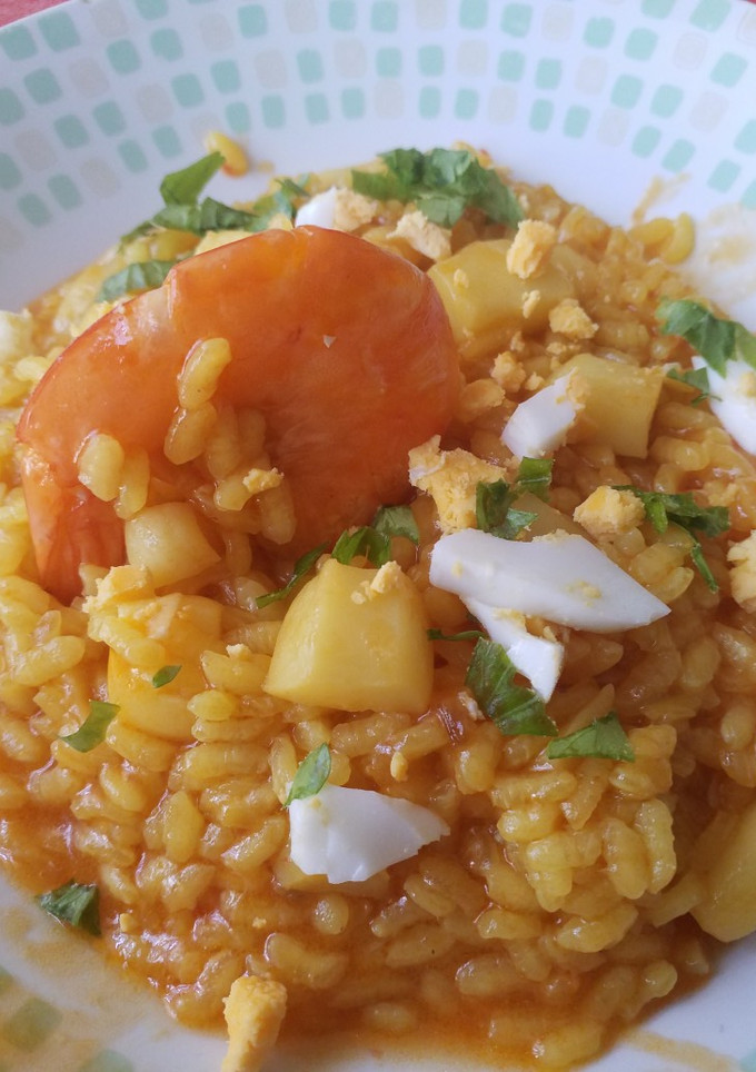Una foto de Arroz meloso con calamares y langostinos