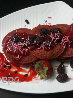 चुकंदर पैनकेक स्ट्रॉबेरी सॉस के साथ (Chukandar pancake strawberry sauce ke saath recipe in Hindi) रेसिपी मुख्य फोटो