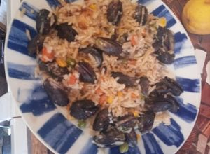 Una foto de Arroz con choritos y caracoles